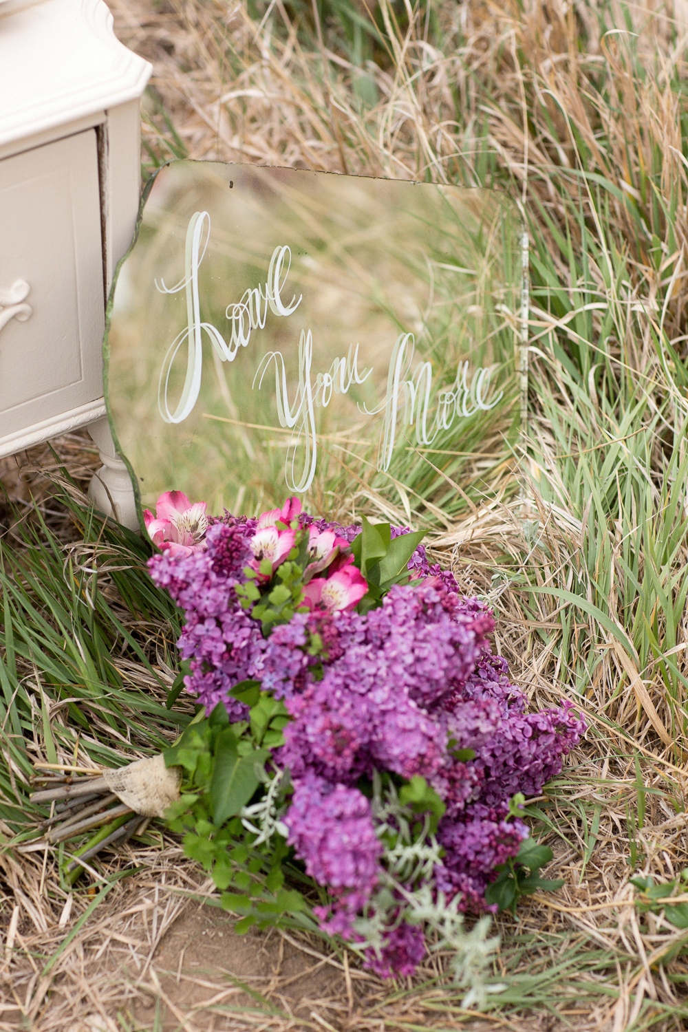 Photo by Cat Mayer Studio. Florals by 3 Leaf Floral.